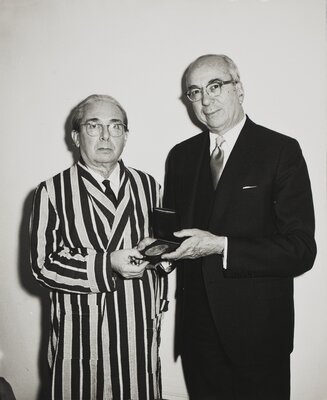 Szilard receiving the Albert Einstein Gold Medal and Award, presented by Lewis L. Strauss