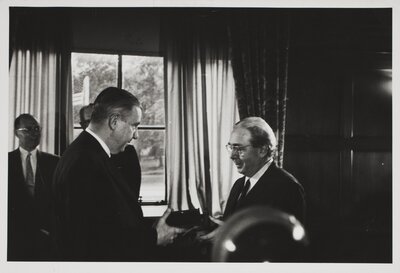 Szilard receiving Atoms for Peace Award